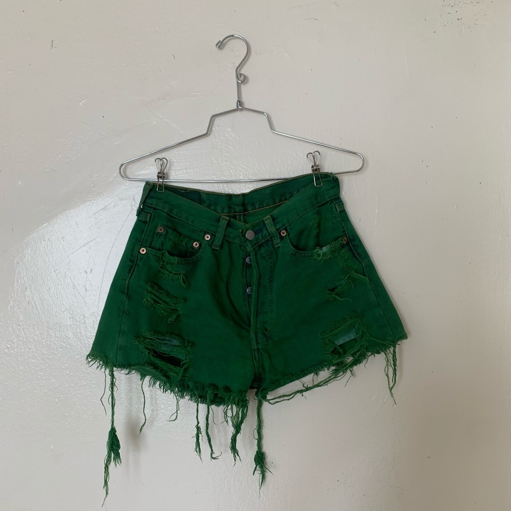 Green Levi’s high rise shorts